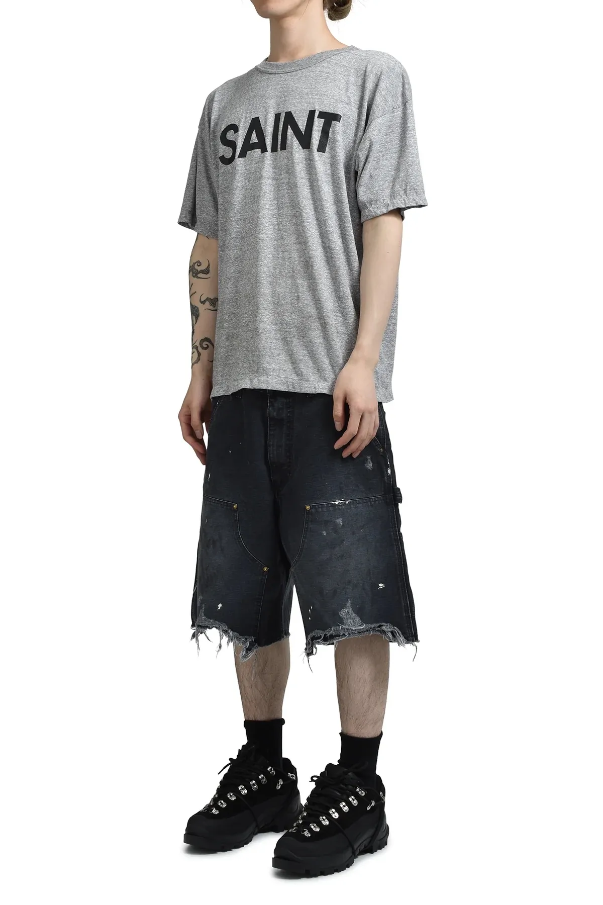 SAINT Mxxxxxx DOUBLE KNEE SHORTS/BLK Knee patches splashed with ink, washed and damaged denim shorts. Washed black S-XL. Custom woven and dyed denim denim with clear texture. Rewashed and faded to create local mottled fading/hole effects. Artificial distressing to simulate natural traces of wear. Original consistent damage treatment. Hand splashed ink and paint. Original consistent wash mark/pocket mark. Double knee patch. Rivet reinforcement. Improve functionality and enhance design.